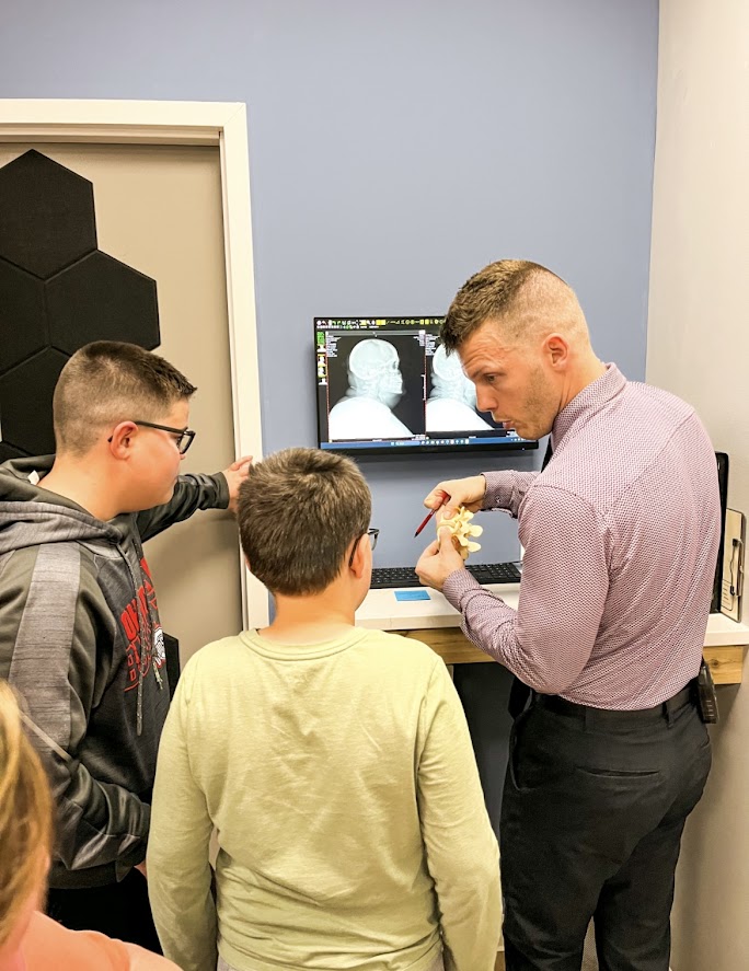 Dr. Nicholas Esser demo about the spine in the young boys